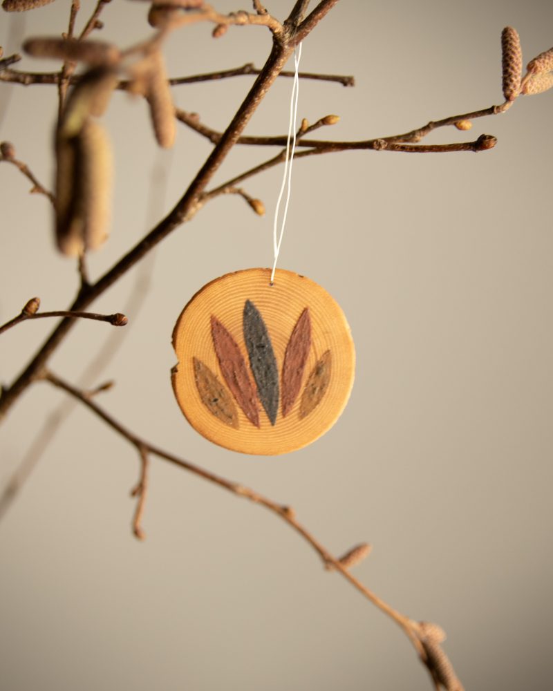 Holzanhänger – Erdpigmente Ornament