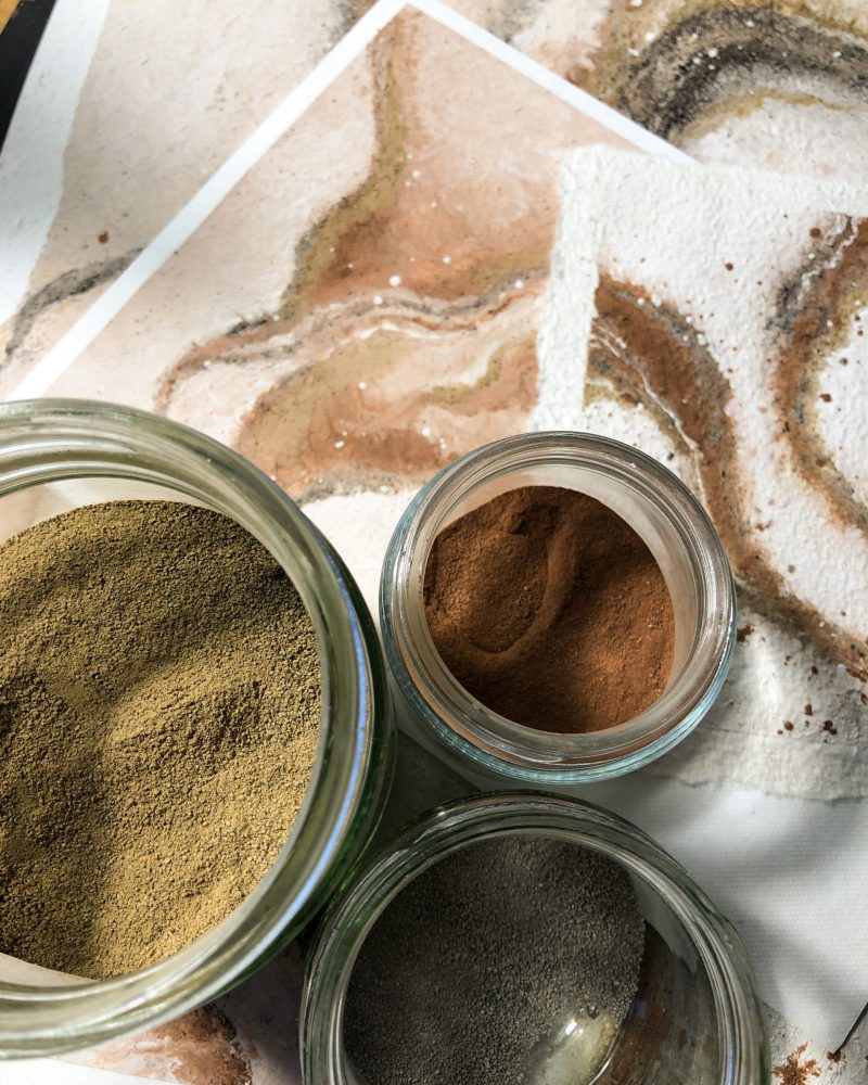 Experimentelles Malen mit Erdpigmenten