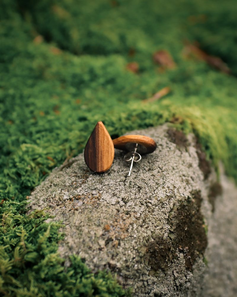 Ohrstecker aus Holz – Form „Tropfen“